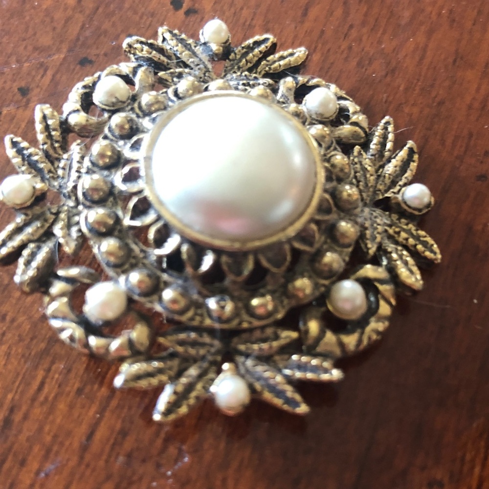 vintage antiqued gold-tone filigree brooch featuring a large central faux pearl